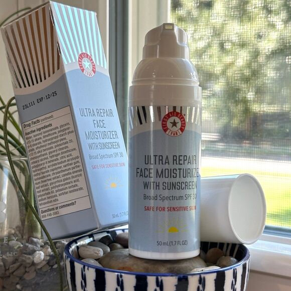 First Aid Beauty Ultra Repair Face Moisturizer + Sunscreen Broad Spectrum SPF 30 - Picture 5 of 12